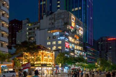 Geceleri binalarla Çin caddesi manzarası