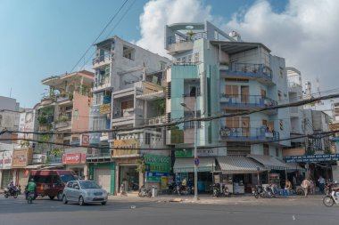 Çin caddesi manzarası binalar ve insanlarla dolu.