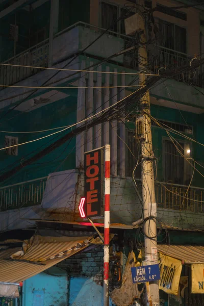 Het Beeld Van Stad Met Draden Hotel Signboard — Stockfoto