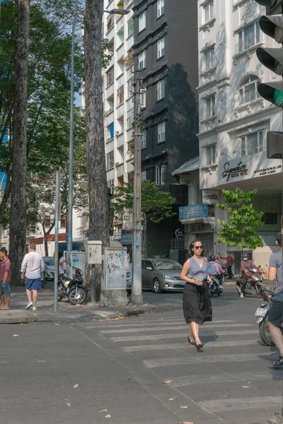 Utsikt Över Gatan Med Byggnader Och Människor — Stockfoto