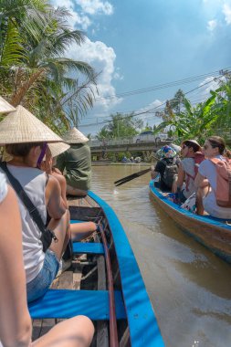 Taylandlılar tropikal arazide teknelerde