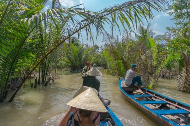 Taylandlılar tropikal arazide teknelerde