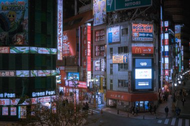 Gece vakti Çin caddesinde binaların ve insanların görüntüsü.