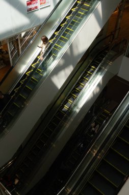 Yürüyen merdiven. Yürüyen merdivendeki insanlar.