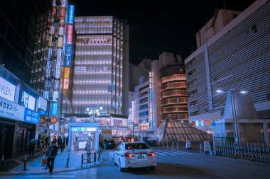 Gece vakti Çin caddesinde binaların ve insanların görüntüsü.