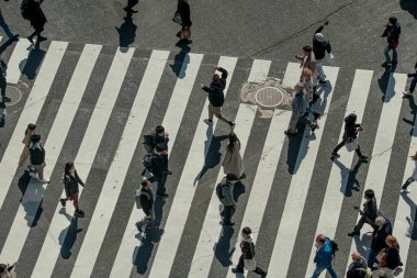 Yaya geçidinde insanların olduğu cadde manzarası