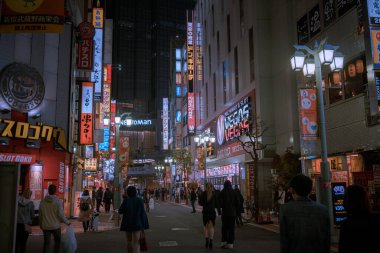 Gece vakti Çin caddesinde binaların ve insanların görüntüsü.