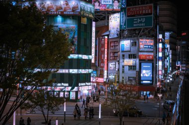 Gece vakti Çin caddesinde binaların ve insanların görüntüsü.