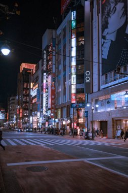 Gece vakti Çin caddesinde binaların ve insanların görüntüsü.
