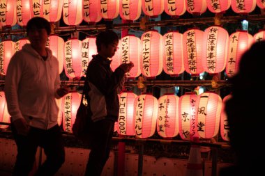 8 Nisan 2019: Tokyo, Japonya 'daki insanlar 