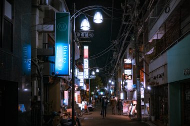 Gece vakti Çin caddesinde binaların ve insanların görüntüsü.