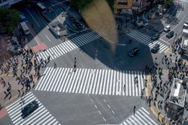 Yaya geçidinde insanların olduğu cadde manzarası