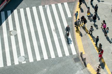 Yaya geçidinde insanların olduğu cadde manzarası