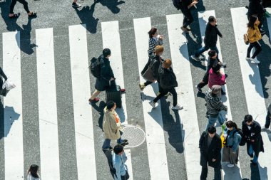 Yaya geçidinde insanların olduğu cadde manzarası