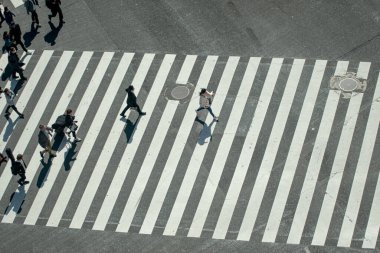 Yaya geçidinde insanların olduğu cadde manzarası