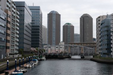Modern binalar ve nehir manzaralı Çin caddesi manzarası