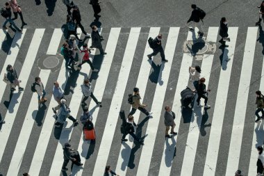 Yaya geçidinde insanların olduğu cadde manzarası