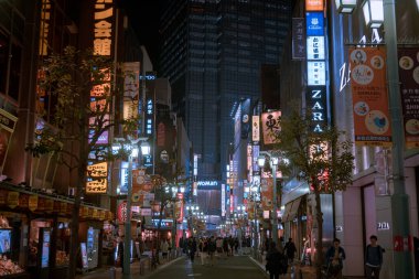 Gece vakti Çin caddesinde binaların ve insanların görüntüsü.