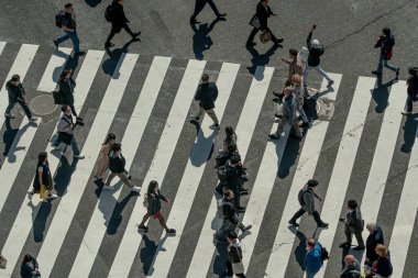 Yaya geçidinde insanların olduğu cadde manzarası