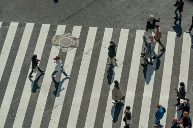 Yaya geçidinde insanların olduğu cadde manzarası