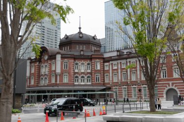 Çin caddesi manzarası binalar ve insanlarla dolu.