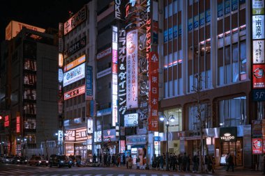 Gece vakti Çin caddesinde binaların ve insanların görüntüsü.