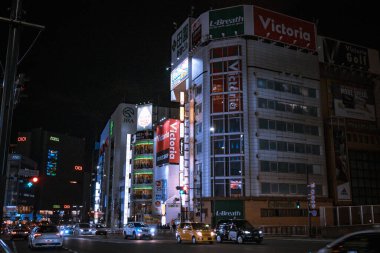 Gece vakti Çin caddesinde binaların ve insanların görüntüsü.