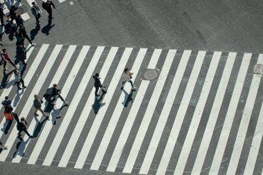 Yaya geçidinde insanların olduğu cadde manzarası