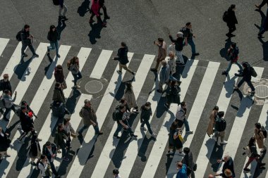 Yaya geçidinde insanların olduğu cadde manzarası