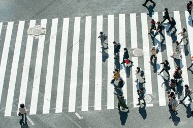 Yaya geçidinde insanların olduğu cadde manzarası
