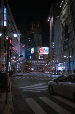 Gece vakti Çin caddesinde binaların ve insanların görüntüsü.