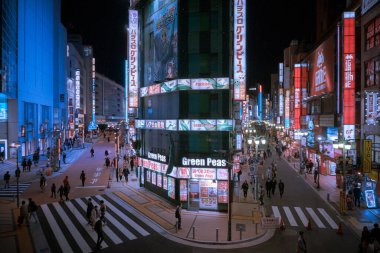 Gece vakti Çin caddesinde binaların ve insanların görüntüsü.