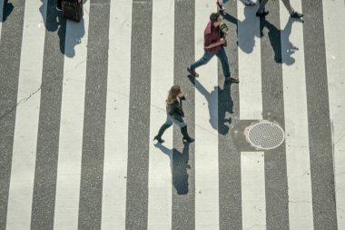 Yaya geçidinde insanların olduğu cadde manzarası