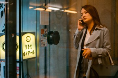 Telefonda konuşan kadın.