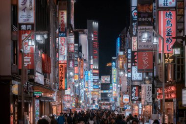 Gece vakti Çin caddesinde binaların ve insanların görüntüsü.