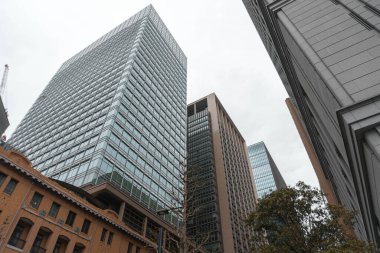 Şehirde modern binalar ve gökdelenler