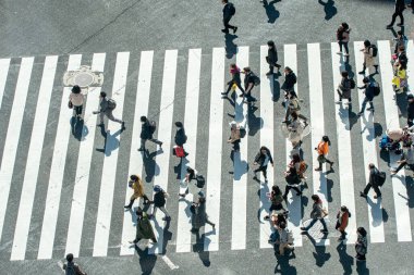 Yaya geçidinde insanların olduğu cadde manzarası