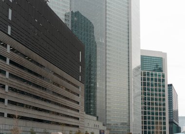 Şehirde modern binalar ve gökdelenler