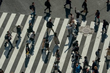 Yaya geçidinde insanların olduğu cadde manzarası