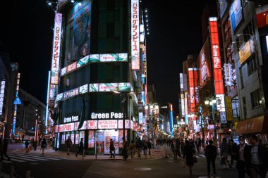 Gece vakti Çin caddesinde binaların ve insanların görüntüsü.