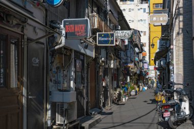 Çin caddesi manzarası binalar ve insanlarla dolu.