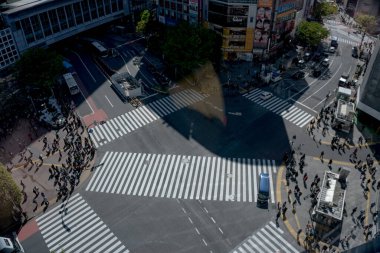 Yaya geçidinde insanların olduğu cadde manzarası