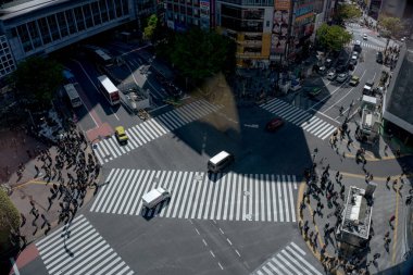 Yaya geçidinde insanların olduğu cadde manzarası