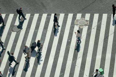 Yaya geçidinde insanların olduğu cadde manzarası