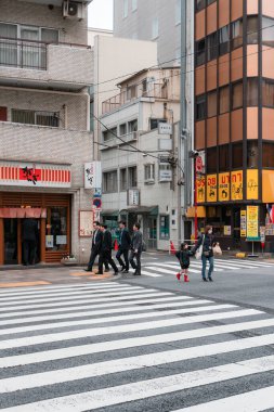 Çin caddesi manzarası binalar ve insanlarla dolu.