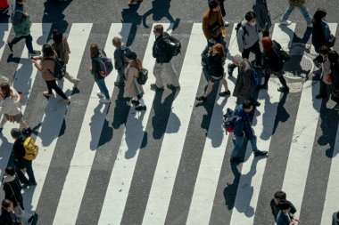 Yaya geçidinde insanların olduğu cadde manzarası