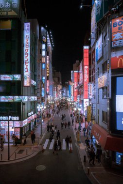 Gece vakti Çin caddesinde binaların ve insanların görüntüsü.