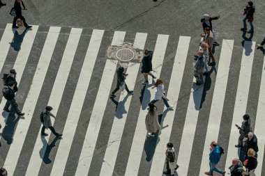 Yaya geçidinde insanların olduğu cadde manzarası