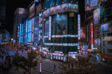 Gece vakti Çin caddesinde binaların ve insanların görüntüsü.