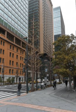 Çin caddesi manzarası binalar ve insanlarla dolu.